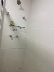 Bilik mandi di Hotel em CABO FRIO Cond Royale - Av N S Assunção 239, bairro Passagem - un 229 +16 gambar