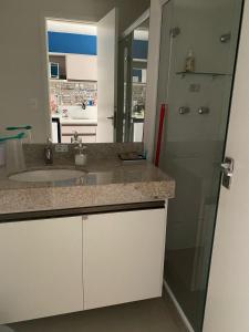 Bilik mandi di Hotel em CABO FRIO Cond Royale - Av N S Assunção 239, bairro Passagem - un 229