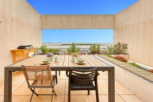 ein Esszimmer mit einem Tisch und zwei Stühlen in der Unterkunft Katikias - Duplex climatisé vue mer in Bandol