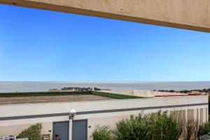 Blick auf den Strand vom Dach eines Gebäudes in der Unterkunft Katikias - Duplex climatisé vue mer in Bandol