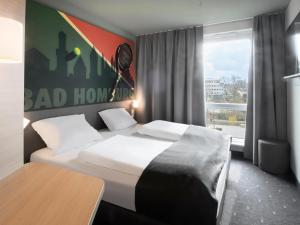 Postel nebo postele na pokoji v ubytování B&B Hotel Bad Homburg