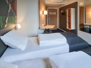 Postel nebo postele na pokoji v ubytování B&B Hotel Bad Homburg