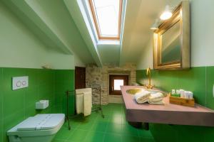 Koupelna v ubytování Casa Abeurador + 26 fotografií