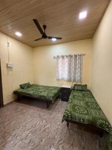 Katil atau katil-katil dalam bilik di Mini Malvan Home stay