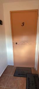 グラースにあるNid douillet sous les toitsの床の箱付きの部屋のドア