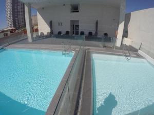 イキケにあるHermoso departamento en Playa Brava IQQの建物内の大きなプール