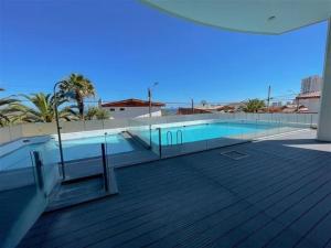 イキケにあるHermoso departamento en Playa Brava IQQの建物の横にあるプール