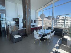 イキケにあるHermoso departamento en Playa Brava IQQのダイニングルーム(テーブル、椅子付)
