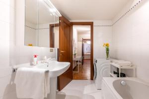 une salle de bain avec un lavabo, une baignoire et des toilettes dans l'établissement Large Apartment in the Historic Center of Parma, à Parme 14 autres photos