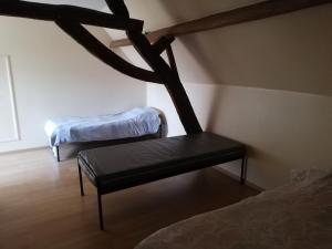 Habitación con silla negra y colchón en Duplex, en Ronse 6 fotos más