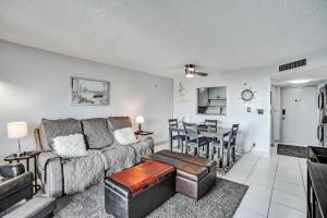 una sala de estar con un sofá y una mesa en Luxury Beach Access Oasis, en Pompano Beach 70 fotos más