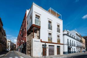 ein weißes Gebäude in einer Stadtstraße in der Unterkunft Al Sur Home in Sevilla