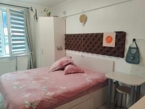 Ένα ή περισσότερα κρεβάτια σε δωμάτιο στο 1 Small Studio, self check in
