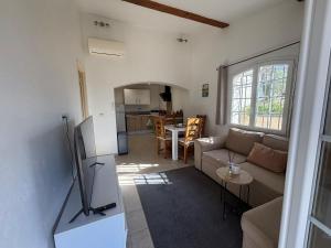 ein Wohnzimmer mit Sofa und Tisch in der Unterkunft Comfort studio, fully equipped! in Saint-Paul-de-Vence + 4 Fotos