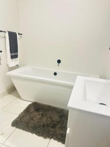 Ένα μπάνιο στο Three bedrooms Apartment at The Blyde Lagoons PTA +35 φωτογραφίες