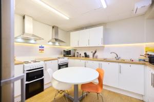 Kuchyň nebo kuchyňský kout v ubytování Louise House Hostel