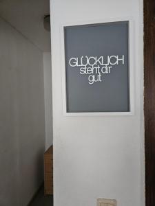 une porte blanche avec une photo dans l'établissement Zimmervermietung Freiberg Zentrum, à Freiberg