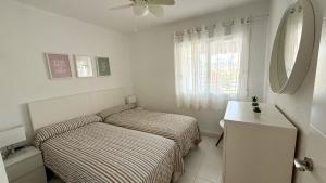 Łóżko lub łóżka w pokoju w obiekcie Apartamentos Esmeralda Unitursa