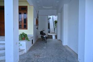 Una motocicleta estacionada en el pasillo de un edificio. en Jai Villa homestay, en Prayagraj