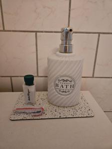 un rouleau de papier toilette assis au-dessus d'un comptoir dans l'établissement Zimmervermietung Freiberg Zentrum, à Freiberg