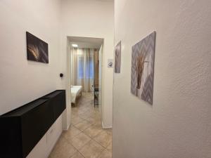 ボローニャにあるLa Ca' Maggiore Affittaly Apartmentsの壁画のある廊下のある部屋 +26枚の写真