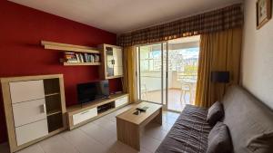 salon z kanapą i telewizorem w obiekcie Apartamentos Esmeralda Unitursa w mieście Calpe