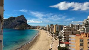 a view of a beach with buildings and the ocean at Apartamentos Esmeralda Unitursa in Calpe