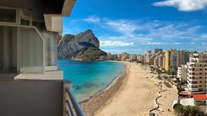 widok na plażę z budynkami i ocean w obiekcie Apartamentos Esmeralda Unitursa w mieście Calpe