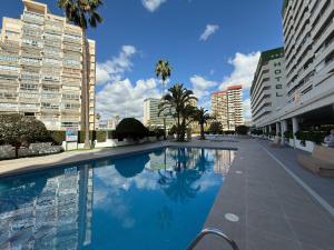 basen w mieście z wysokimi budynkami w obiekcie Apartamentos Esmeralda Unitursa w mieście Calpe