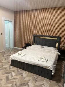 een slaapkamer met een groot bed met handdoeken erop bij Villa Selena in Onceşti +9 foto's