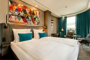 Cama ou camas em um quarto em Motel One Frankfurt-Römer