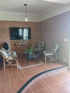 Photo de la galerie de l'établissement Chalet Rustico da Elena com Sauna y Jacuzzi Unicep, à São Carlos