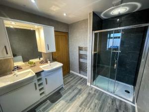 Et badeværelse på Branwen Holiday Cottage