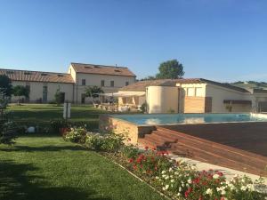 Бассейн в Resort Il Gallo Senone или поблизости