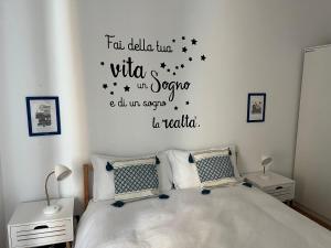 Postel nebo postele na pokoji v ubytování Ocean Dream Genova Nervi Porticciolo Seaside Apartment in Genoa 50m from a beach