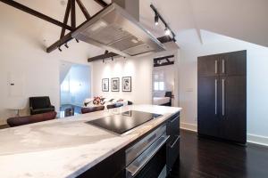 una cucina con un lavello e un piano di lavoro di Melrose Mansion a New Orleans