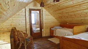 una camera con 2 letti in una baita di tronchi di GUEST HOUSE PRIVAL.CLUB a Žabljak