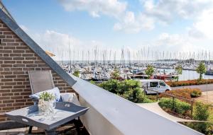 a balcony with a table and a view of a marina at Prachtig appartement midden op Jachthaven Zeeland VP018 in Bruinisse
