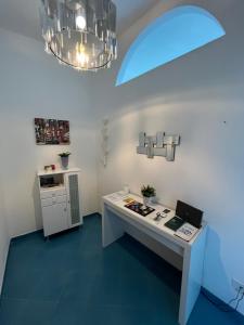 ライグエーリアにあるVista Mare & AC - Smeraldo Apartmentのコンピューターが置かれた机のあるオフィス