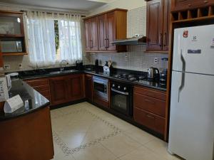 Photo de la galerie de l'établissement Chalet Rustico da Elena com Sauna y Jacuzzi Unicep, à São Carlos 70 autres photos