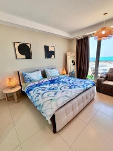 ein Schlafzimmer mit einem Bett mit Blick auf das Meer in der Unterkunft Elegant Studio Island View - Beachfront Property in Ras al Khaimah