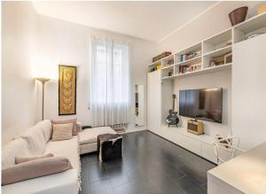 TV a/nebo společenská místnost v ubytování Thea Apartments Giulini - Monza Centro & Clinica Zucchi a Due Passi