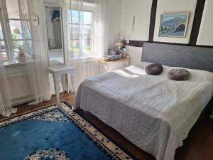Un dormitorio con una cama con dos almohadas encima. en Klockargården Örja byväg 17, en Landskrona