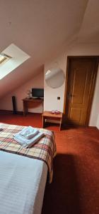 Postel nebo postele na pokoji v ubytování Hotel Olimp - 2 stele + 18 fotografií