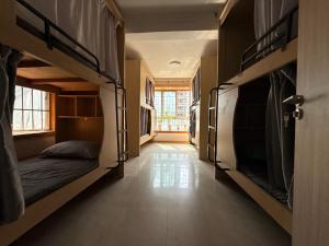 Voodi või voodid majutusasutuse Shenzhen Space Capsule Youth Hostel Gangxia Store toas