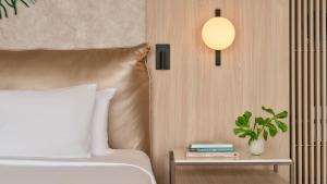 Cama ou camas em um quarto em Vignette Collection SOUMA Hotel by IHG