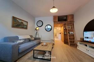 Un televizor și/sau centru de divertisment la La Cabane de Champlain Terrace City Center 2 Guests +11 fotografii