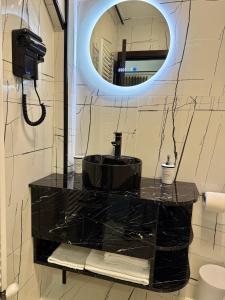 ein Badezimmer mit Waschbecken und Spiegel in der Unterkunft Hotel Palace in Târgu Jiu