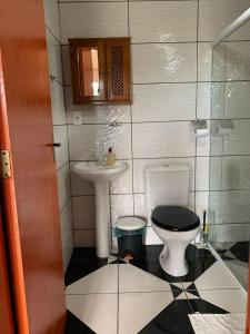 a small bathroom with a toilet and a sink at Bangalô - Sítio Cachoeiras do Caledônia in Nova Friburgo +49 photos