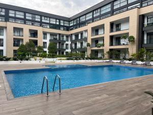 Bazén v ubytování Amber Suites at Embassy Gardens nebo v jeho okolí